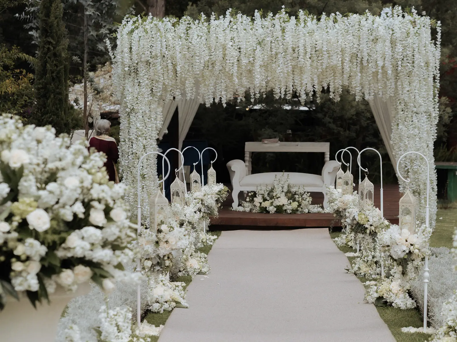 Altar de ceremonia con flores blancas en el bosque de Villa Fiorenza, quinta para bodas en Puembo, Quito