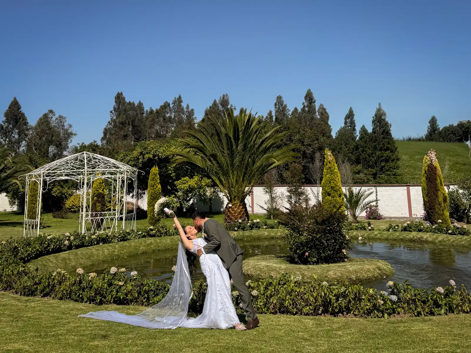 Pareja de novios junto al lago de los jardines de Villa Lagos, quinta para bodas en el valle de Quito